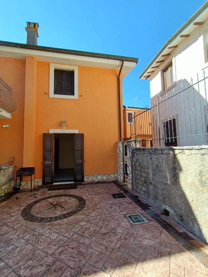 Casa Vacanze L'Agrifoglio Villa Кастел ди Сангро Екстериор снимка